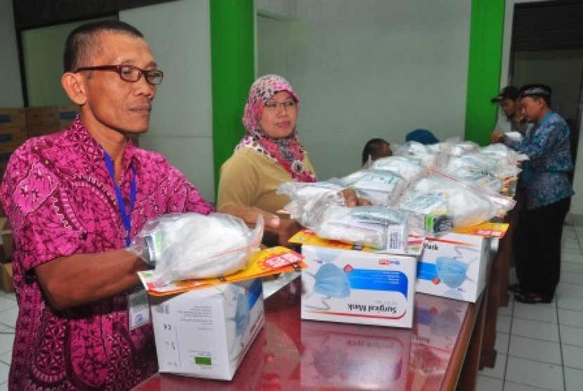 Sejumlah petugas kesehatan menata bekal obat dan masker untuk jamaah calon haji di Embarkasi Haji Adi Soemarmo, Donohudan, Boyolali, Jawa Tengah, Ahad  (23/8).