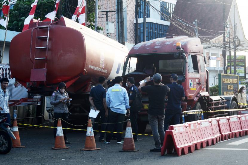 Sejumlah Petugas Komisi Nasional Keselamatan Transportasi (KNKT) beserta pihak terkait memeriksa kondisi kendaraan truk pengangkut bahan bakar miyak (BBM) yang mengalami kecelakaan di halaman Polres Metro Bekasi Kota, Bekasi, Jawa Barat, Selasa (19/7/2022). Polisi hanya menetapkan satu tersangka kasus kecelakaan maut Cibubur yaitu sopir truk.