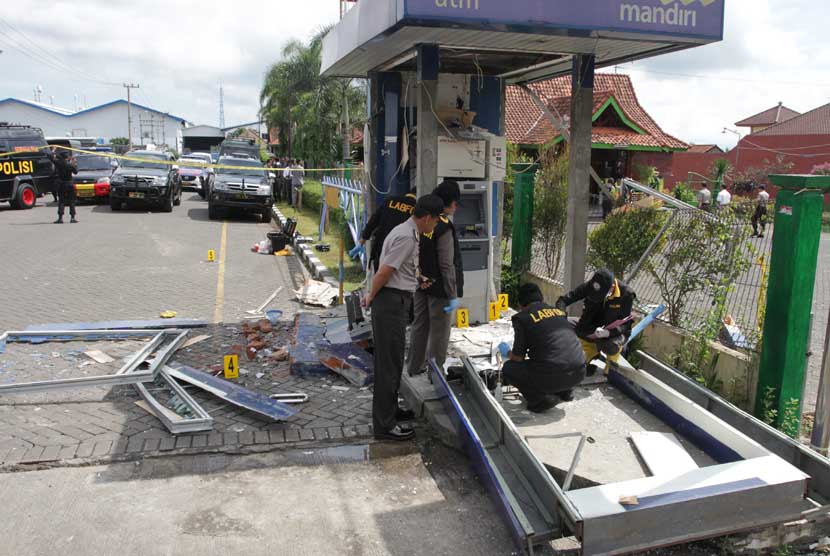  Sejumlah petugas Labfor Polda Jatim melakukan olah Tempat Kejadian Perkara (TKP) ledakan di ATM Bank Mandiri Karangploso, Malang, Jawa Timur, Kamis (9/1).    (Antara/Ari Bowo Sucipto)