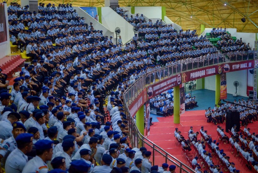 Sejumlah petugas Lembaga Pemasyarakatan (Lapas) mengikuti pengarahan di Sport Jabar Arcamanik, Bandung, Jawa Barat, Senin (8/7/2019). 