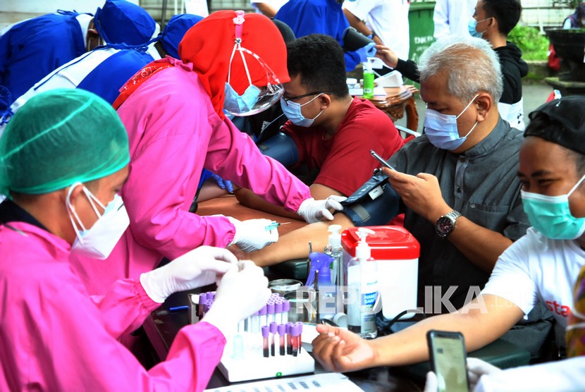 Sejumlah petugas medis mengambil sampel darah penyintas COVID-19 saat seleksi awal donor plasma konvalesen di Balaikota Bogor, Jawa Barat, Sabtu (30/1/2021). Sebanyak 50 penyintas COVID-19 mengikuti seleksi donor plasma konvalesen untuk menambah stok plasma yang semakin tinggi permintaannya untuk membantu pasien COVID-19 dengan gejala berat. 