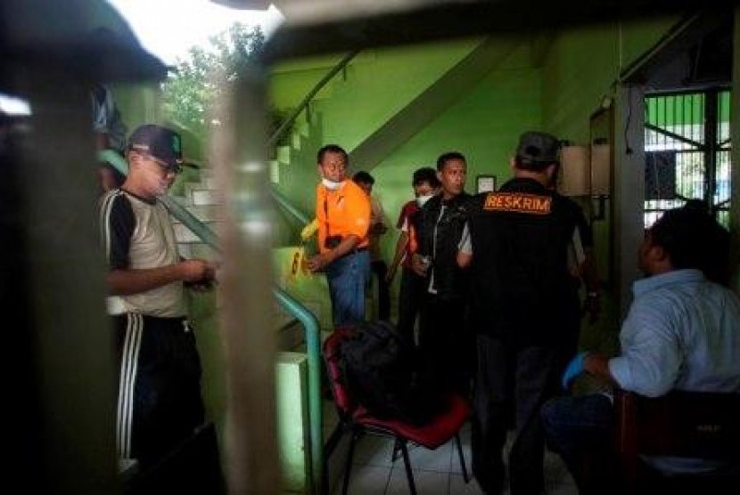 Sejumlah petugas melakukan olah TKP setelah terjadi penyerbuan di Lapas 2B Cebongan, Sleman, Yogyakarta, Sabtu (23/3). 