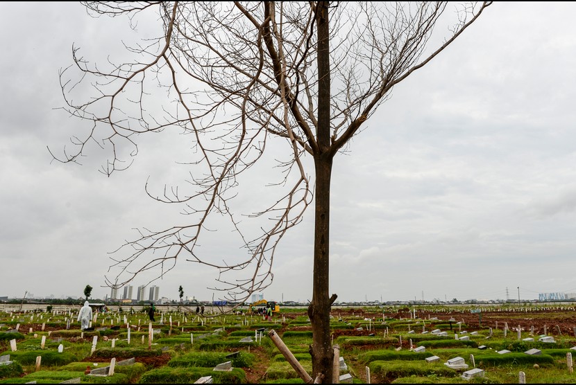 Sejumlah petugas melakukan pemakaman jenazah pasien Covid-19 di TPU Rorotan, Jakarta, Kamis (10/2/2022). Pada hari ini tercatat ada 145 kematian akibat Covid-19.