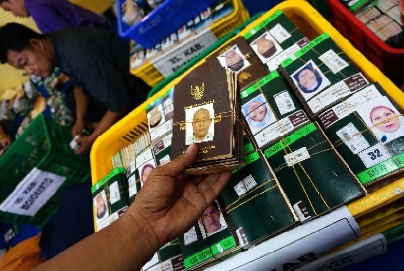  Sejumlah petugas melakukan pengecekan paspor milik jamaah calon haji di kantor Sistem Komputerisasi Haji Terpadu (Siskohat) Asrama Haji Embarkasi Surabaya.
