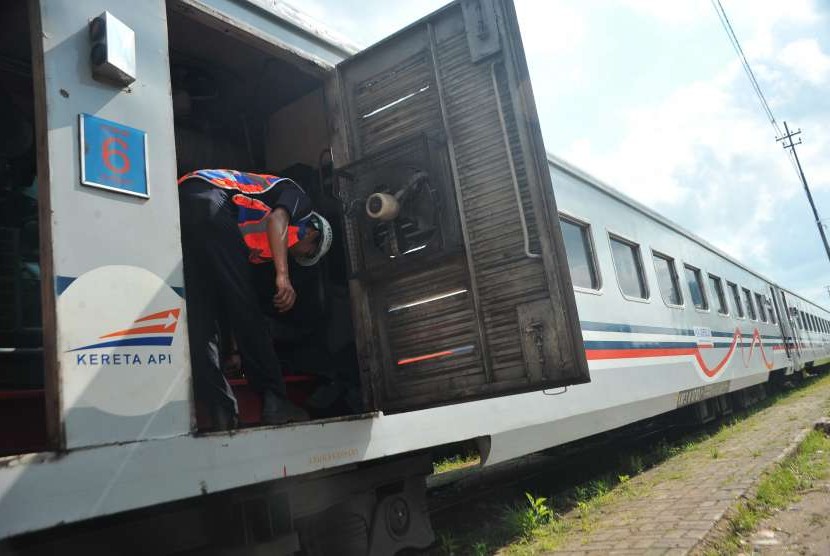 Sejumlah petugas melakukan perawatan gerbong di Dipo Stasiun Kertapati Palembang, Sumatera Selatan, Rabu (7/6).