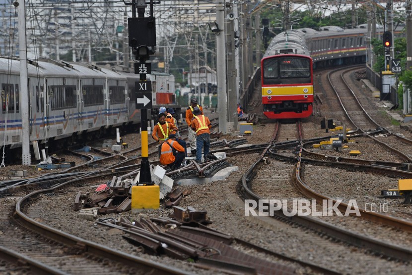 Sejumlah petugas melakukan perawatan rel di Stasiun KA Jakarta Kota, Jakarta, Selasa (11/2/2020).