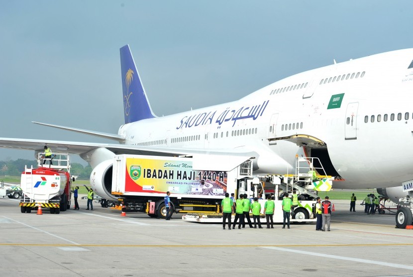 Sejumlah petugas melakukan proses refuelling avtur ke pesawat Boeing 747 milik Saudi Arabia yang akan menerbangkan 450 calon jemaah haji di Bandara Sultan Mahmud Badaruddin II Palembang, Sumsel, Rabu (10/7/2019). 