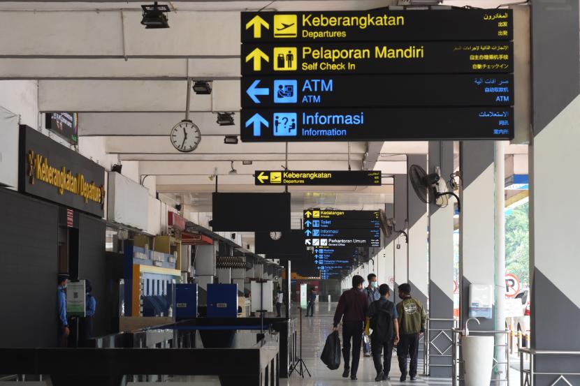 Sejumlah petugas melintas di Bandara Halim Perdanakusuma di Jakarta, Kamis (1/9/2022). Bandara Halim Perdanakusuma telah selesai direvitalisasi dan kembali melayani penerbangan komersil mulai 1 September 2022. 