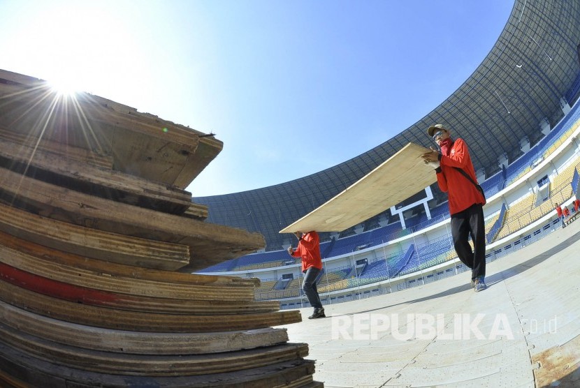 Sejumlah petugas membawa perlengkapan panggung di Stadion Gelora Bandung Lautan Api (GBLA), Kota Bandung, Ahad (21/8). (Mahmud Muhyidin)