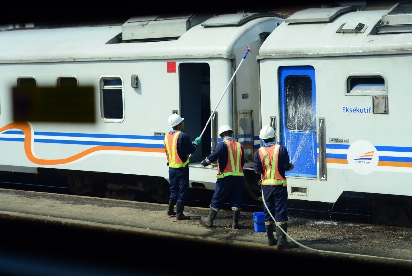 Sejumlah petugas membersihkan gerbong kereta api . (ilustrasi)