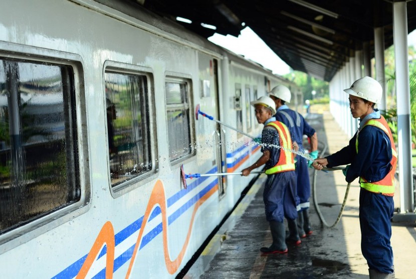 Sejumlah petugas membersihkan gerbong kereta api di Stasiun Bandung, Jumat (9/6). Mendekati arus mudik PT KAI terus melakukan persipan salah satunya terkait pelayan keamanan dan kenyamanan penumpang.