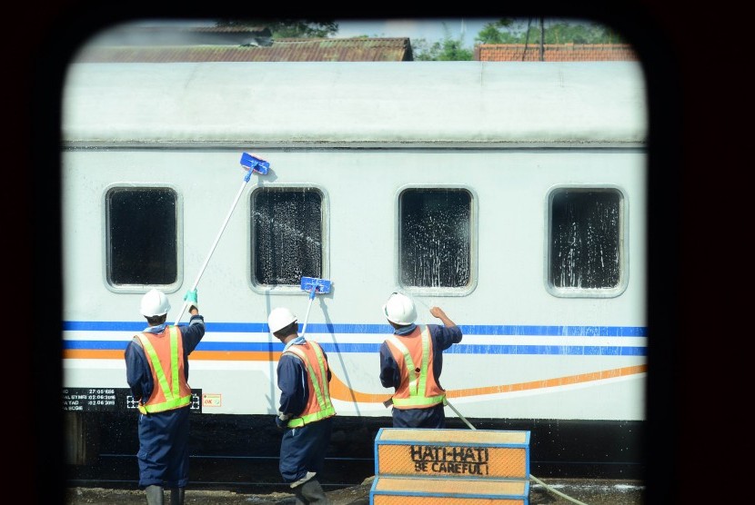 [Ilustrasi] Sejumlah petugas membersihkan gerbong kereta api di Stasiun Bandung, 9 Juni 2017. PT KAI membuka lowongan pekerjaan untuk posisi antara lain calon masinis, petugas pengatur perjalanan kereta api (PPKA), petugas rumah sinyal (PRS), petugas langsir (PLR), petugas wesel (PJW), pengawas peron (PAP), pemeliharaan sarana, pemeliharaan jalan rel dan jembatan, dan pemeliharaan sintelis.