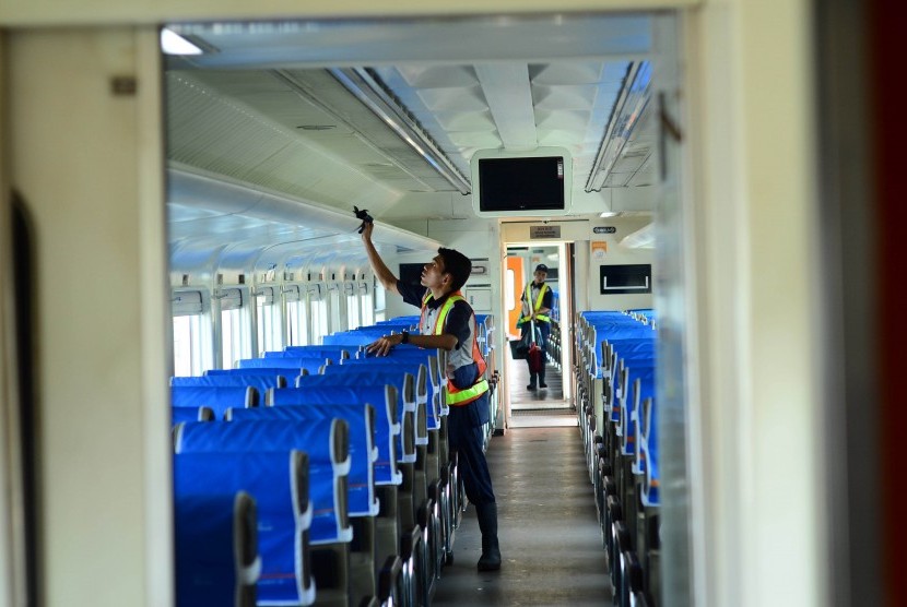 Sejumlah petugas membersihkan gerbong kereta api di Stasiun Bandung, Jumat (9/6). Mendekati arus mudik PT KAI terus melakukan persipan salah satunya terkait pelayan keamanan dan kenyamanan penumpang.