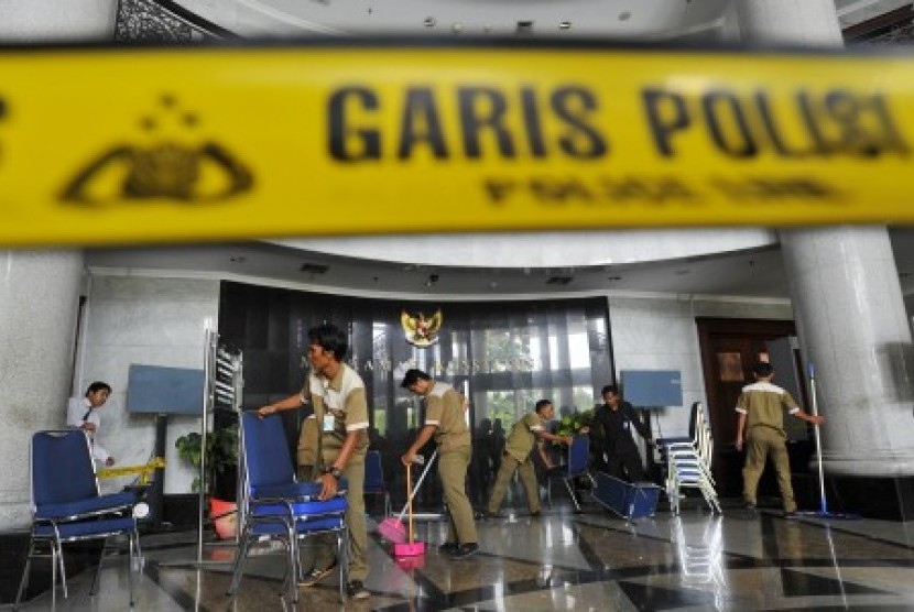 Sejumlah petugas membersihkan kaca dan kursi yang dirusak pendukung salahsatu calon terkait putusan sengketa ulang Pemilukada Maluku di Gedung MK Jakarta, Kamis (14/11). Mahkamah Konstitusi melanjutkan sidang usai perusakan oleh pendukung yang mengamuk di 