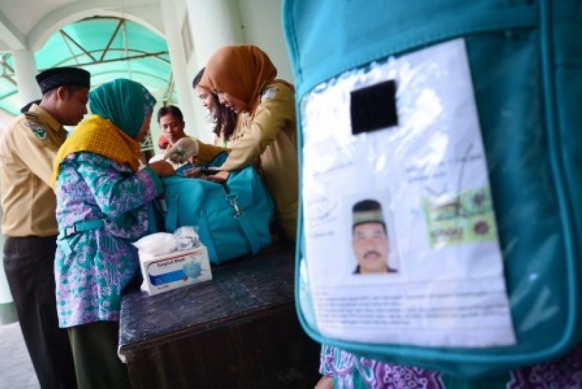 Sejumlah petugas memeriksa barang bawaan jamaah calon haji di Asrama Haji Lingkar Selatan Mataram, Nusa Tenggara Barat (NTB), Senin (24/8).