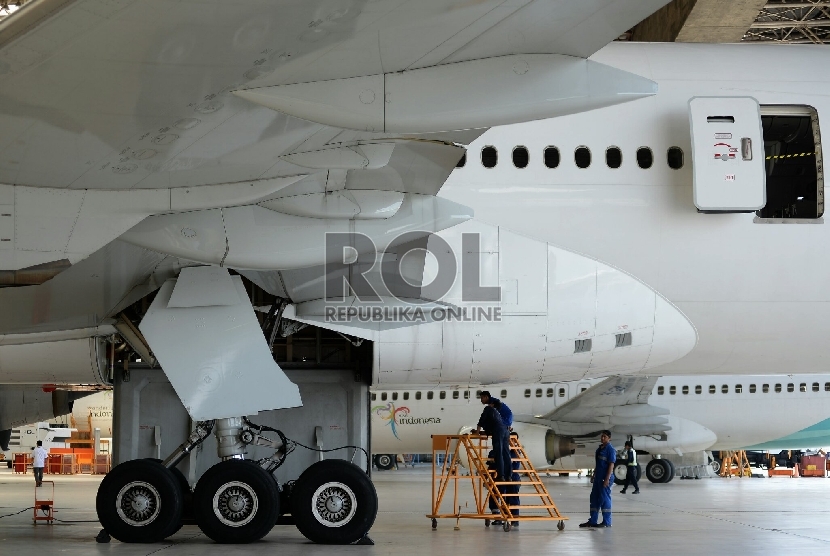  Sejumlah petugas memeriksa kondisi pesawat milik maskapai penerbangan Garuda Indonesia, di hanggar Garuda Maintenance Facilities (GMF) Aeroasia, Bandara Soekarno-Hatta, Tangerang, Banten.