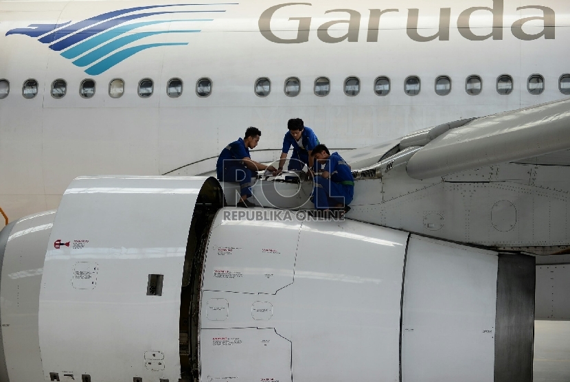 Sejumlah petugas memeriksa kondisi pesawat milik maskapai penerbangan Garuda Indonesia, di hanggar Garuda Maintenance Facilities (GMF) Aeroasia, Bandara Soekarno-Hatta, Tangerang, Banten,Selasa (23/2). 