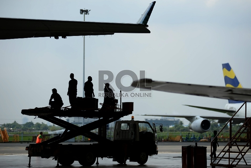 Sejumlah petugas memeriksa kondisi pesawat milik maskapai penerbangan Garuda Indonesia, di hanggar Garuda Maintenance Facilities (GMF) Aeroasia, Bandara Soekarno-Hatta, Tangerang, Banten,Selasa (23/2). 
