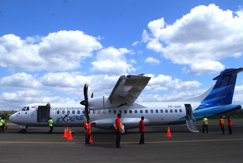 Sejumlah petugas memeriksa pesawat ATR 72-600 Garuda Indonesia yang tiba di Bandara Sultan Muhammad Kaharuddin, Sumbawa Besar usai melakukan penerbangan khusus (explore flight) dari Bandara Internasional Juanda, Surabaya, Jawa Timur, Rabu (23/7). 