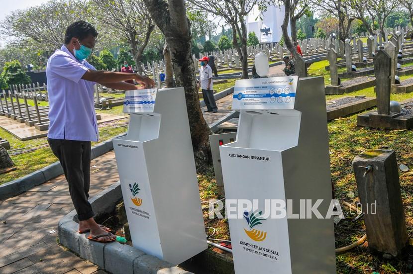 Sejumlah petugas mempersiapkan tempat cuci tangan di Taman Makam Pahlawan Nasional Utama (TMPNU) Kalibata, Jakarta, Senin (9/11/2020). Kegiatan tersebut sebagai persiapan menjelang upacara peringatan hari Pahlawan pada (10/11) yang rencana akan dihadiri oleh Presiden dan Wakil Presiden RI.