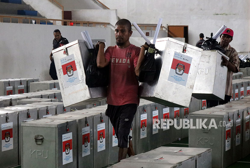 Sejumlah petugas mendistribusikan logistik Pemilihan Kepala Daerah (Pilkada) Provinsi Maluku di Ambon, Maluku, Senin (25/6). 