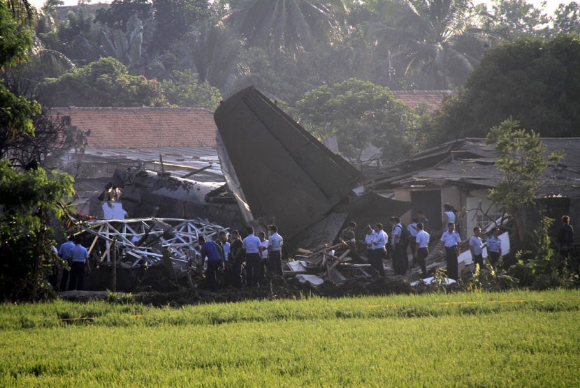    Sejumlah Petugas mengamankan bangkai pesawat Fokker 27 yang jatuh di komplek Rajawali, Lapangan Udara Halim Perdana Kusuma, Jakarta, Kamis (21/6).  (Adhi Wicaksono/Republika)
