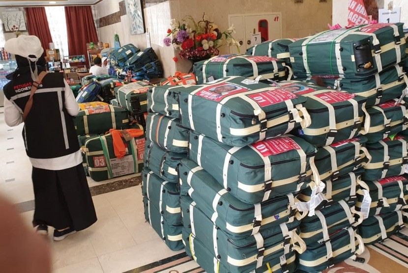 Sejumlah petugas mengangkut dan memindahkan koper jamaah haji ke bus yang akan membawa dari hotel tempat jamaah haji Indonesia menginap di Makkah.