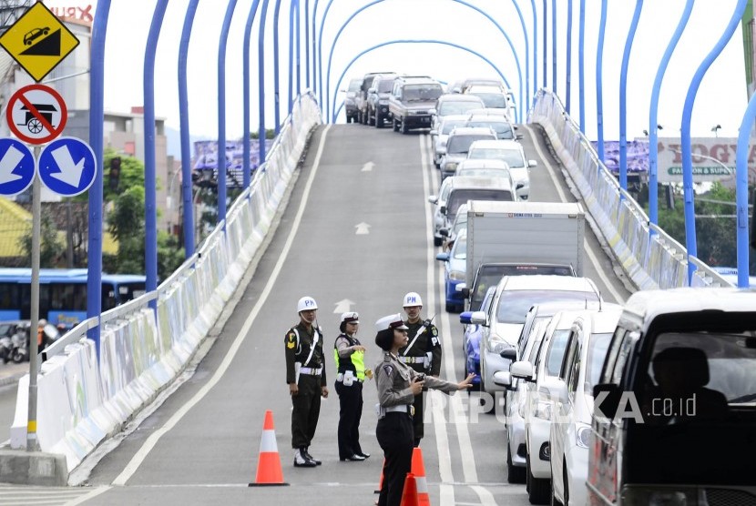 Sejumlah petugas mengatur arus lalu lintas di ruas Jalan Jakarta saat geladi bersih peresmian jembatan layang Antapani, Kota Bandung, Senin (23/1). 