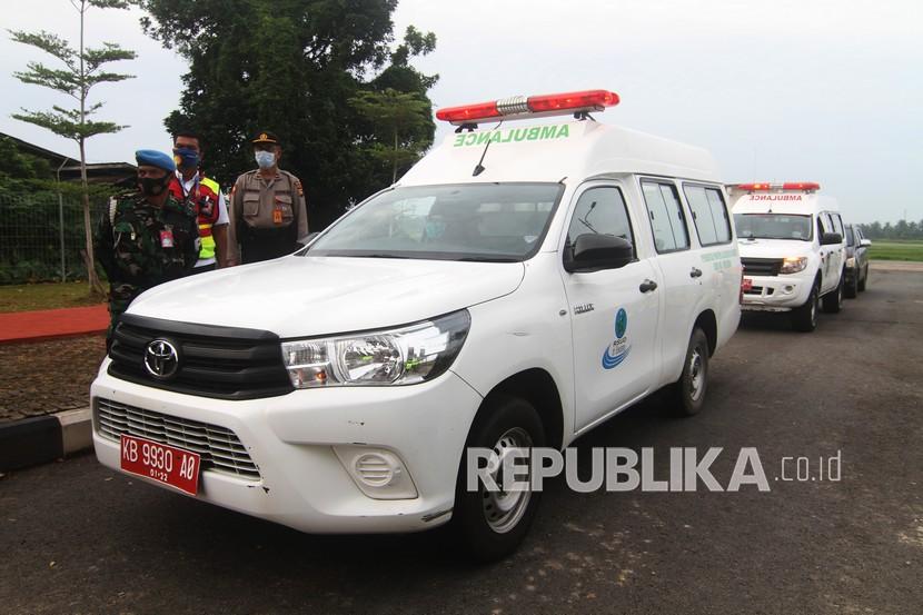 Sejumlah petugas mengawal dua ambulans yang membawa dua peti jenazah korban kecelakaan pesawat Sriwijaya Air. Ilustrasi
