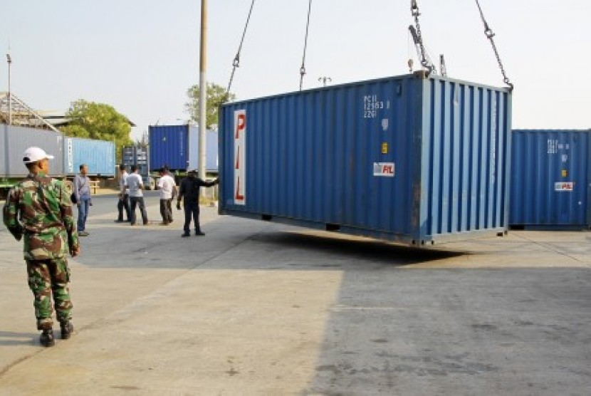 Sejumlah petugas mengawasi pembongkaran kontainer muatan kapal tongkang Bina Marine 76 di Pelabuhan Batuampar, Batam, Kamis (13/3). 