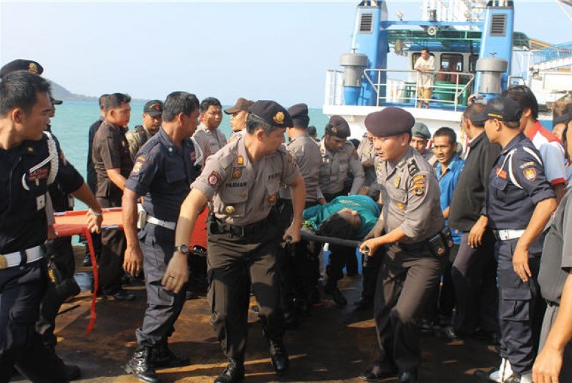 Sejumlah petugas mengevakuasi korban selamat insiden tabrakan kapal Bahuga Jaya di Dermaga II Pelabuhan Bakauheni, Lampung, Rabu (26/9).