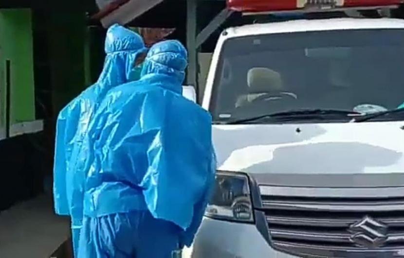 Sejumlah petugas menggunakan jas hujan saat akan mengantar pasien ODP virus korona di RSUD dr Soekardjo Kota Tasikmalaya, beberapa waktu lalu. 