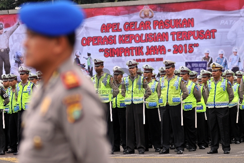 Sejumlah petugas mengikuti apel Gelar Pasukan Operasi Simpatik Jaya 2015 di Lapangan Ditlantas Polda Metro Jaya, Jakarta Selatan, Rabu (4/2). (Republika/Rakhmawaty La'lang)