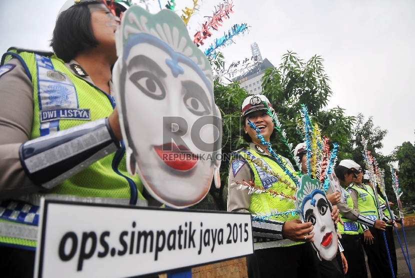 Sejumlah petugas mengikuti apel Gelar Pasukan Operasi Simpatik Jaya 2015 di Lapangan Ditlantas Polda Metro Jaya, Jakarta Selatan, Rabu (4/2). (Republika/Rakhmawaty La'lang)