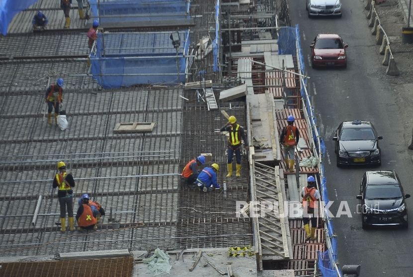Sejumlah petugas menyelesaikan proyek pembangunan moda transportasi massal, Mass Rapid Transit (MRT) di Jalan Kyai Maja, Jakarta Selatan. Pembangunan proyek MRT tahap kedua kini menunggu persetuan DPRD DKI 