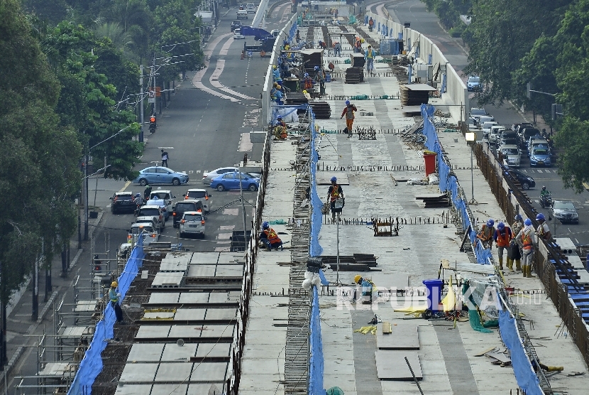 Sejumlah petugas menyelesaikan proyek pembangunan moda transportasi massal, Mass Rapid Transit (MRT) di Jalan Kyai Maja, Jakarta Selatan, Ahad (9/7).