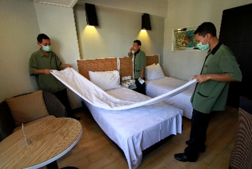 Sejumlah petugas merapikan salah satu kamar di sebuah hotel di Yogyakarta, Rabu (24/8).