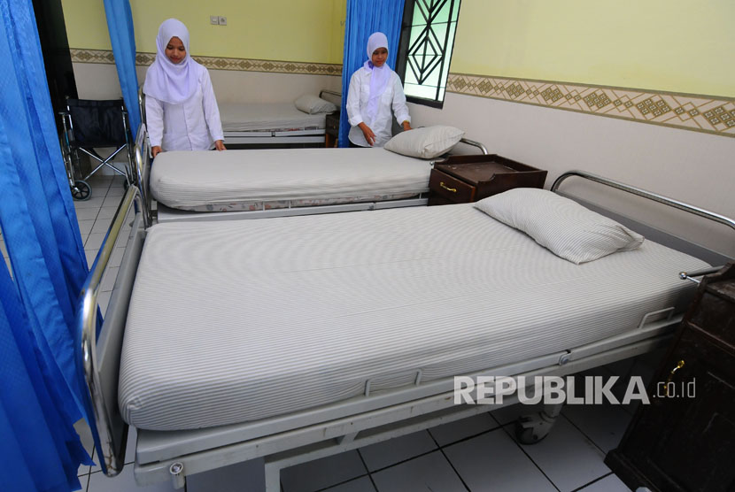 Sejumlah petugas Panitia Penyelenggara Ibadah Haji (PPIH) 2017 mempersiapkan ruang kesehatan di Asrama Haji Donohudan, Boyolali, Jawa Tengah, Rabu (26/7). 