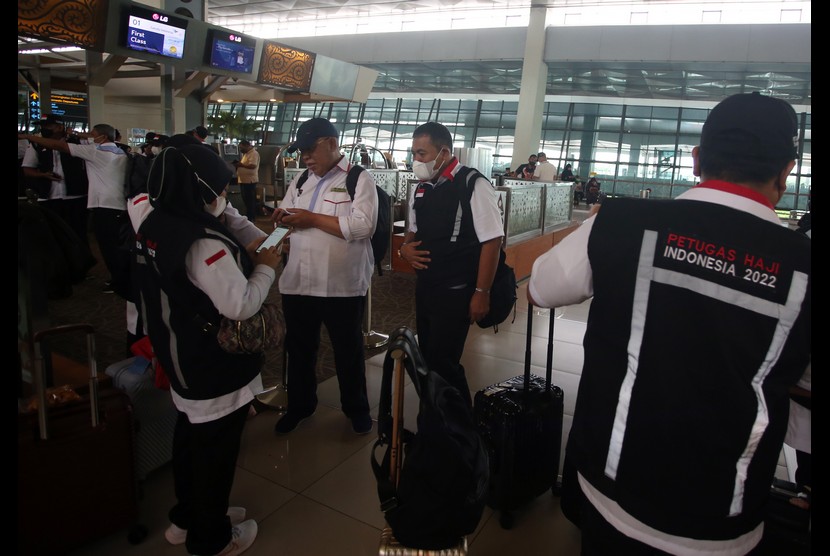 Sejumlah Petugas Panitia Penyelenggara Ibadah Haji (PPIH) Indonesia 1443 H/2022 bersiap lapor diri di Terminal 3 Bandara Soekarno Hatta, Tangerang, Banten, Rabu (1/6/2022). Sebanyak 325 dari 1.901 petugas diberangkatkan pada gelombang pertama untuk bertugas di Daerah Kerja (Daker) Bandara dan Madinah yang terdiri dari petugas kesehatan, pembimbing jamaah, dan petugas pengurusan dokumen.