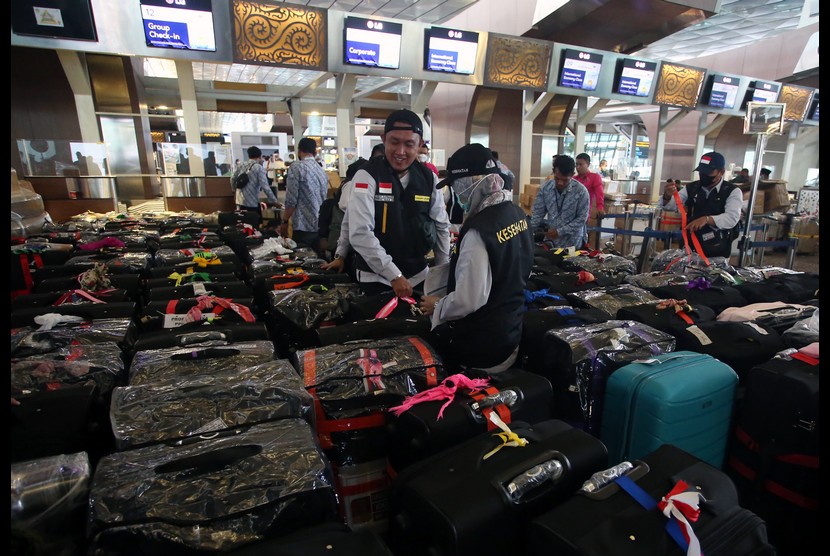 Sejumlah Petugas Panitia Penyelenggara Ibadah Haji (PPIH) Indonesia 1443 H/2022 merapihkan koper bawaannya di Terminal 3 Bandara Soekarno Hatta, Tangerang, Banten, Rabu (1/6/2022). Sebanyak 325 dari 1.901 petugas diberangkatkan pada gelombang pertama untuk bertugas di Daerah Kerja (Daker) Bandara dan Madinah yang terdiri dari petugas kesehatan, pembimbing jamaah, dan petugas pengurusan dokumen. Jelang Pulang, Jamaah Haji Diminta tidak Berlebihan Bawa Barang