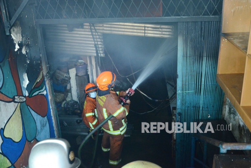 Sejumlah petugas pemadam kebakaran berusaha memadamkan api saat peristawa kebakaran di Pasar Kosambi, Kota Bandung, Ahad (19/5).