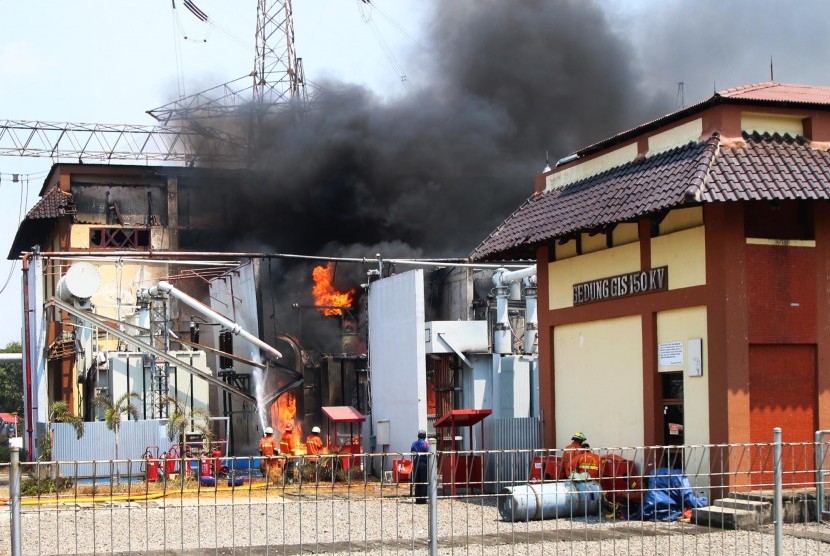 Sejumlah petugas pemadam kebakaran berusaha memadamkan api saat terjadi kebakaran di gardu Induk PLN Kembangan, Jakarta Barat. (ilustrasi)