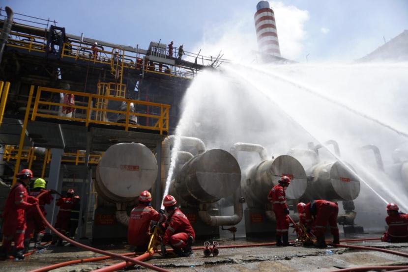 Sejumlah petugas pemadam kebakaran dari Pertamina berusaha menangani kebakaran yang terjadi di area RU V Pertamina, Karanganyar, Balikpapan, Kalimantan Timur, Jumat (4/3/2022) (ilustrasi).