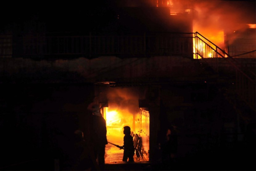 Sejumlah petugas pemadam kebakaran (PMK) berusaha memadamkan api yang membakar kios-kios Pasar Turi, Surabaya, Jawa Timur, 15 tahun lalu.