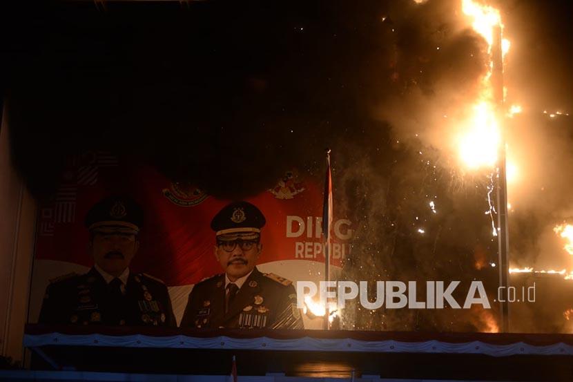 Sejumlah petugas pemadam kebakaran saat memadamkan api di Gedung Kejaksaan Agung, Jakarta, Sabtu (22/8).