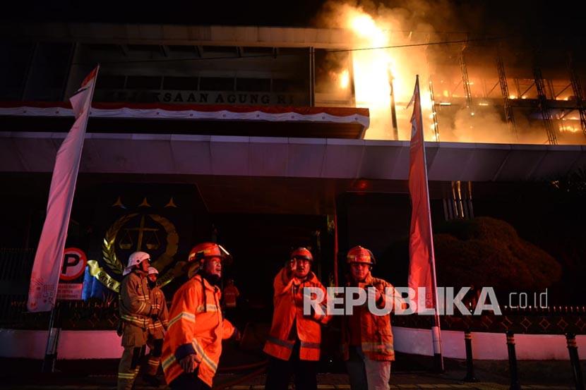 Sejumlah petugas pemadam kebakaran saat memadamkan api di Gedung Kejaksaan Agung, Jakarta, Sabtu (22/8).