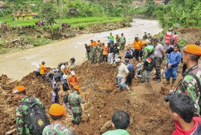 Sejumlah petugas penangggulangan bencana dan prajurit TNI mencari korban yang diduga masih tertimbun setelah terjadinya tanah longsor (ilustrasi).