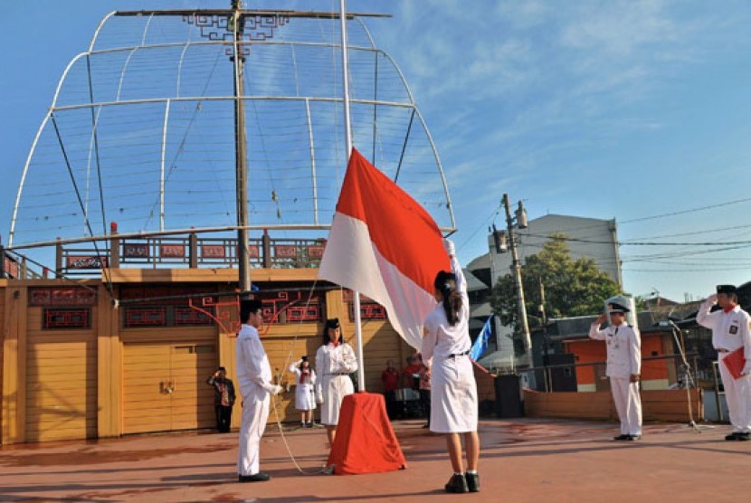 Sejumlah petugas pengibarkan bendera merah Putih oleh warga keturunan Tionghoa pada upacara bendera memperingati HUT Ke-68 Kemerdekaan RI yang dilaksanakan di atas replika kapal Cheng Ho, di Semarang, Jateng, Sabtu (17/8). 