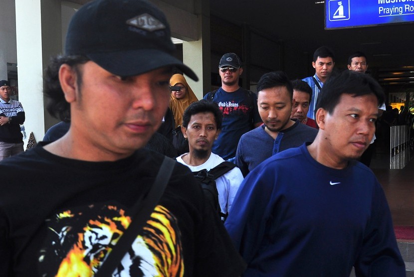 Sejumlah petugas polisi berpakaian preman menjaga ketat dua tahanan kasus terorisme Abdul Rofiq alias Rofiq (tengah) dan Joko Purwanto alias Joko (kanan) di Bandara Adi Soemarmo, Boyolali, Jawa Tengah, Selasa (15/9).