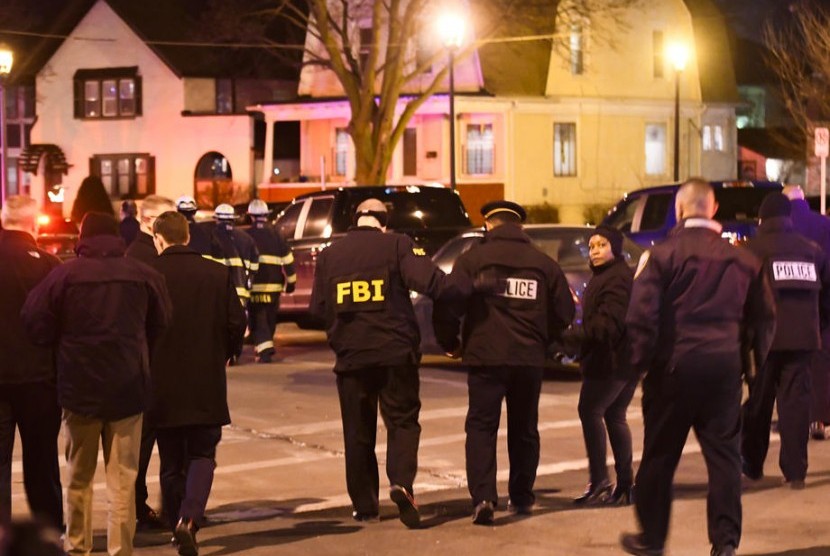 Sejumlah petugas polisi dan FBI di lokasi penembakan di Milwaukee, Rabu (26/2). Kriminalitas akibat kebencian di AS telah naik ke tingkat tertinggi dalam satu dekade. Ilustrasi.